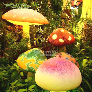 Estatua de Fibra de Vidrio de Alicia en el País de las Maravillas con Diseño de Hongo Mágico - Product Image 3