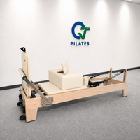 Reformer Pilates Kayu Maple Solid Warna Krem dengan Rel Tetap untuk Dekompresi Tulang Belakang, Keseimbangan, dan Ruangan Studio yang Terang