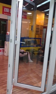 Franse Stijl Grote Pvc Bi-Fold Deur Standaard Formaat Waterdichte Glasvezel Scherm Gaas Voor Entree Villa Hotel - Product Image 4