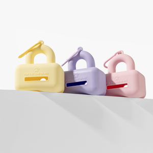 Dispensador de Bolsas para Excrementos de Perro de Silicona Personalizado con Forma de Candado y Mosquetón - Product Image 5