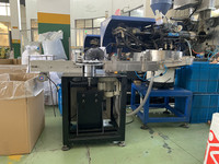 Machine à assembler les capuchons, 20/410, 24/410 et 28/410 pièces