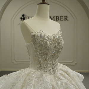 Robe de mariée moderne sans bretelles avec laçage, traîne chapelle et fleurs, modèle exclusif GT26039 - Product Image 5
