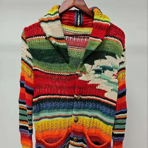 "Cárdigan con capucha de arco iris vibrante para hombre con diseño geométrico colorido y elegante detalle de flecos para una declaración de moda audaz." - Product Image 1