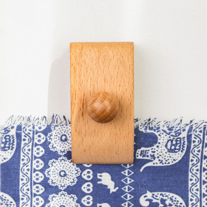 Arazzo in legno e appendiabiti per trapunte con riordino in legno include cuscinetti autoadesivi e viti di montaggio per l'organizzazione del guardaroba - Product Image 3