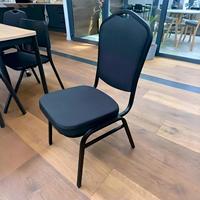 Chaise de banquet moderne en métal durable et empilable, siège rembourré en tissu noir avec coussin en éponge, idéale pour salon et appartement