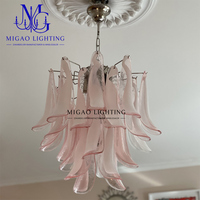 Lustre en verre Art Déco médiéval français, pendentif en fer à cheval incurvé à pétales superposés dégradé rose-blanc pour salle à manger et salon de villa