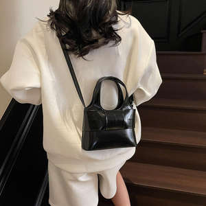 Sac fourre-tout pliable en PU grande capacité pour femme, style tricoté, par un créateur de mode - Product Image 3