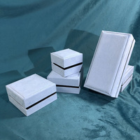 Boîte d'emballage pour bijoux en faux daim bleu ciel avec insert en velours noir pour bagues, colliers, bracelets, boucles d'oreilles, idéale pour les magasins de cadeaux