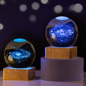 Renk değiştirme ile 60mm 3D rüya kristal gravür topu LED gece lambası masa lambası saturn kristal top