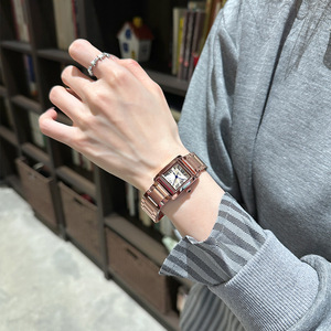 Reloj de pulsera vintage con esfera rectangular y correa de acero, minimalista y elegante para parejas, para mujer. - Product Image 5