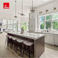 Armoires de cuisine Alland Free Design de style transitionnel, blanches mates avec îlot en bois gris chaud et accents dorés