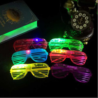 Lunettes en plastique LED en gros avec flash électronique, accessoires de décoration de fête de Noël à la mode, accessoires d'ambiance 2025