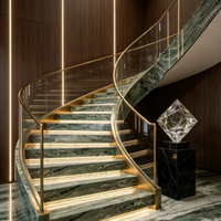 Grande dalle de marbre vert Paia, finition polie, durable, écologique, imperméable, design moderne, escalier, hall, villa, intérieur