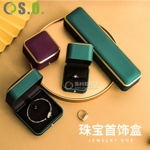 Caja de Cuero PU con Logotipo Personalizado Verde y Rojo para Anillo, Colgante, Pulsera, Brazalete, Collar, Cajas para Joyería con Detalles en Dorado - Product Image 3