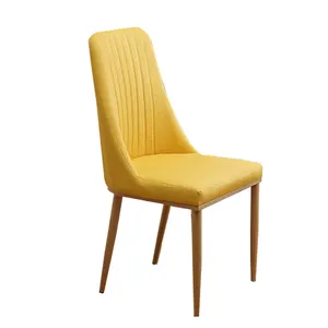 Желтый стул из викторианской ткани для ресторана