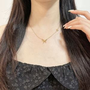 Collana da donna in acciaio inossidabile placcato oro 18 carati con doppio fiocco laterale a <span class=keywords><strong>farfalla</strong></span>, impermeabile e anallergica, per uso quotidiano - Product Image 6