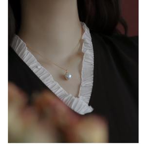 Collar de Lujo con una Sola Perla Natural Gris Barroca, Diseño Plegado AK para Mujer en Verano - Product Image 1