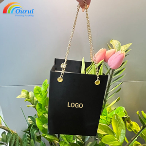 Bolsa Rectangular Negra para Joyería con Asa de Cadena Dorada y Elegante Diseño de Logotipo Impreso - Product Image 5