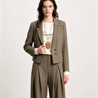 Ensemble tailleur élégant pour femme : Blazer court à revers et pantalon plissé taille haute à jambes larges – Idéal pour le bureau et le quotidien – Personnalisation OEM disponible