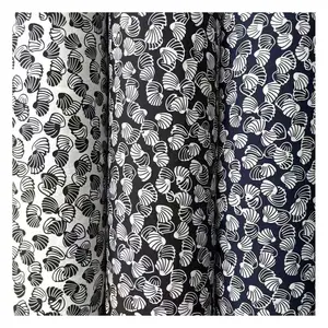 Toptan 97 polyester 3 spandex elastik siyah ve beyaz geometrik desen saten baskılı kumaş için kadın elbiseleri/ev tekstili