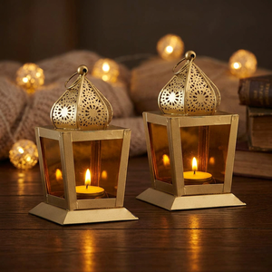 Lanterne en métal de conception marocaine faite à la main en laiton AK en or fini ensemble de 2 avec verre pour décor d'hôtel/décor intérieur à la maison - Product Image 2