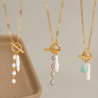 Collier de perles d'eau douce avec chaîne à maillons trombone, fermoir à bascule, perle baroque et pendentif en pierre naturelle pour femme