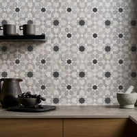 Mosaïque de marbre blanc Bianco Carrara moderne, design parquet, pour crédence de cuisine et mur de salle de bain