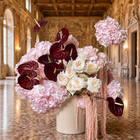 Bola Bunga Hydrangea Hijau Burgundy Ramah Lingkungan yang Elegan dengan Sentuhan Alami untuk Upacara Pernikahan di Gereja Dalam Ruangan dengan Pita Gantung
