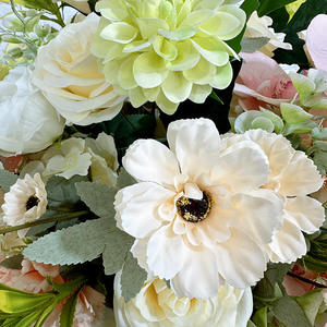 Arreglo floral artificial hecho a mano, romántico y de ensueño, con rosas blancas y crisantemos verdes para boda - Product Image 4