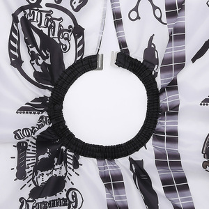 Capa de peluquería impermeable, antiestática, con estampado retro, color negro, para uso en barberías y salones de belleza - Product Image 3