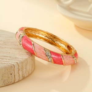 กำไลข้อมือโลหะผสมเคลือบสีแบบสองชิ้นประดับเพชร ดีไซน์หยดน้ำมันสีสันสดใส ไม่ซีดจาง ทันสมัยและสไตล์เรโทร - Product Image 5