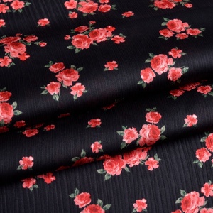 Tela de crepé de chifón satinado con estampado floral, 100% poliéster, resistente a las arrugas, elástica, resistente al encogimiento, de peso medio para prendas de vestir. - Product Image 2