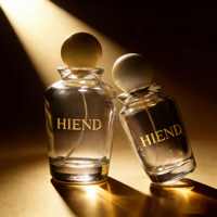 Flacon de parfum en verre dégradé de luxe avec bouchon sphérique en jade crème, design vintage aux tons chauds pour les parfums rétro et l'ambiance de la maison