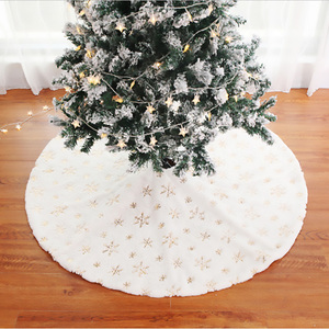 กระโปรงต้นคริสต์มาสขนเฟอร์เทียมขนาด 48" x 36" ประดับด้วยลายปักหรูหราสีทองเงินรูปเกล็ดหิมะและเลื่อม เหมาะสำหรับตกแต่งงานปาร์ตี้ในช่วงเทศกาลวันหยุด - Product Image 3