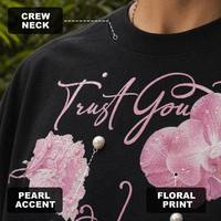 Maßgefertigtes Schwarzes 'Trust Yourself' Blumen-Perlen-Grafik Übergroßes 280GSM Drop-Shoulder Kurzarm-T-Shirt für Herren Weich Streetwear