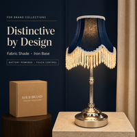 Laissez chaque célébration briller : Lampe de table rechargeable en velours bleu marine avec franges style perle pour la décoration de réception de mariage