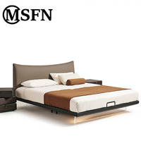 Lit flottant moderne avec tête de lit incurvée et rembourrée, revêtement en microfibre et base en acrylique pour mobilier de chambre d'hôtel ou de villa