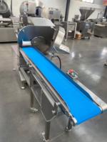 Industriële machines voor de verwerking van kokosnoot, waaronder een vleessnijder, voedselsterilisator, fruit- en groenteschiller, kokosnootschiller en -snijmachine.