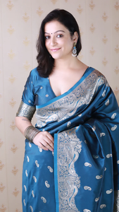 ส่าหรีผ้าไหมเนื้อนุ่มสีฟ้าสวยงามพร้อมลวดลายทอซารีอย่างละเอียดสีเงินเหมาะสำหรับงานแต่งงานและเทศกาลแบบดั้งเดิม - Product Image 4