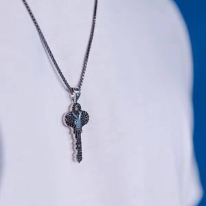 Pendentif Zircon Plaqué Or 18K Luxe Givré, Bijou Statement Symbole d'Accès Éternel au Club Playboy, pour Enfants - Product Image 3