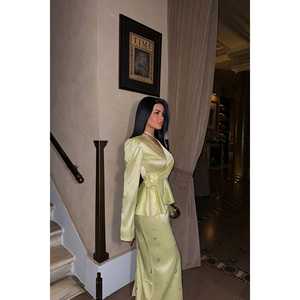 Ensemble 2 pièces en satin de luxe orné de roses jaunes pour femmes, coupe courte, style club et décontracté, coupe ajustée avec décoration logo - Product Image 4