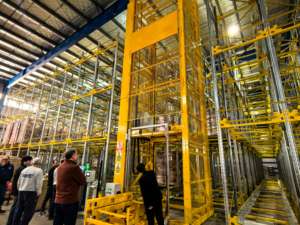 Sistema de estanterías de almacén con radiocontrol para carga pesada, para almacenamiento automatizado de palets y operaciones de manipulación de materiales - Product Image 3