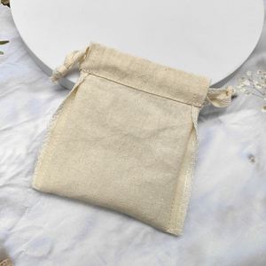 Sac cadeau en mousseline de coton blanc recyclable avec cordon de serrage et logo sérigraphié pour écouteurs et articles d'artisanat, vente en gros - Product Image 3