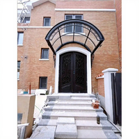 Auvent de stationnement contemporain en acier avec entrée en façade vitrée et caractéristiques en verre
