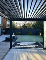 Pergola à lames orientables électriques pour jardin, patio, cour, piscine, restaurant, pavillon extérieur en aluminium avec toit imperméable réglable