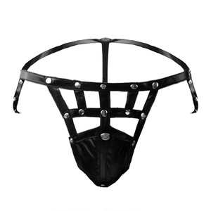 กางเกงในชายหนังเทียมทรง Thong เอวต่ำ สีดำ ผ้ายืดสแปนเด็กซ์ เซ็กซี่ ประดับหมุดและสายรัด - Product Image 1