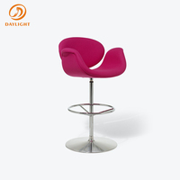 Chaise de bar pivotante luxueuse en tissu orange avec base ronde sur piétement, tabouret de comptoir pour îlot de cuisine et bar d'hôtel