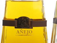 Logotipo personalizado de lujo Fondo de montaña Forma cuadrada 750ml Botella de alcohol de vidrio Gin Licor Whisky Ron Gin Tequila Vodka Botella