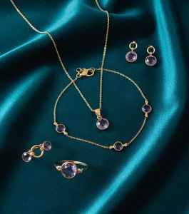 Pendientes Colgantes Mini Clásicos de Amatista en Oro de 18 Quilates para Bodas y Fiestas - Product Image 4