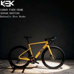 Cadre <span class=keywords><strong>de</strong></span> vélo <span class=keywords><strong>de</strong></span> route en fibre <span class=keywords><strong>de</strong></span> carbone haute performance KOZO, sortie d'usine, avec passage interne des câbles et système <span class=keywords><strong>de</strong></span> frein à disque à axe traversant - Product Image 1